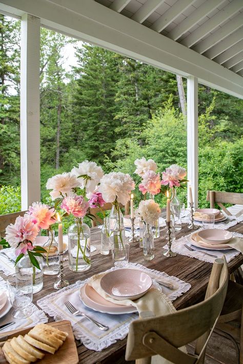 Summer Table With Glass Bottle Centerpiece - Sanctuary Home Decor Summer Dining Table Decor, Glass Bottle Centerpieces, Bottle Centerpieces, Fresh Farmhouse, Decor Ideas Bedroom, Tafel Decor, Brunch Table, Summer Dining, Home Beach