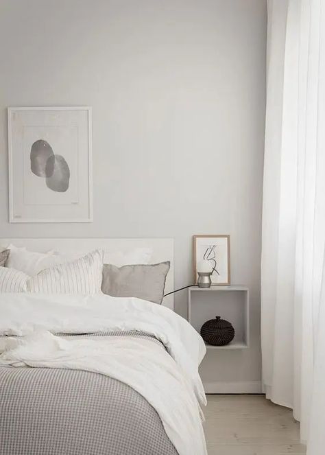 Grey And White Room, Light Grey Bedding, Floor Bedroom Ideas, Light Gray Bedroom, Grey And White Bedding, Gray Bedroom Walls, Grey Bed Frame, Light Grey Walls, Minimalist Bedroom Design