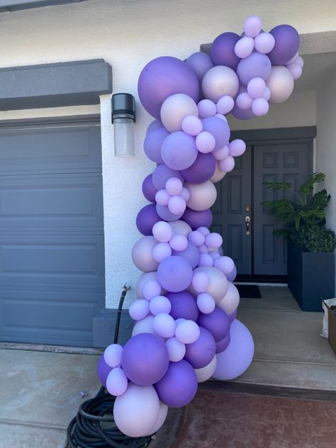 Purple Garland Balloons, Balloon Decorations Purple, Lavender Grad Party, White And Purple Balloon Decoration, Party Ballons Decoration Purple, Purple And White Balloon Arch, Purple Grad Party Decorations, Balloon Garland Purple, Light Purple Graduation Party