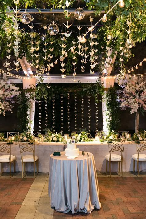 53 Awesome And Inspiring Origami Wedding Ideas - Weddingomania Spring Rustic Wedding, Paper Crane Wedding, Wedding Ceiling Decorations, Cool Origami, Rustic Wedding Party, Wisteria Wedding, Birthday Party Home, Origami Birds, Wedding Ceiling