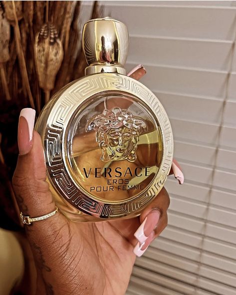 Perfume Versace Mujer, Versace Eros Pour Femme, Versace Perfume, Beautiful Lifestyle, Ebay Account, Perfume Lover, Perfume Collection, Bedroom Inspo, Carolina Herrera