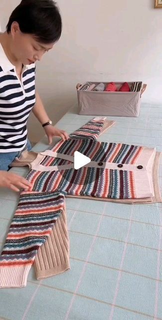 Dress Folding Ideas, How To Fold Jumpers To Save Space, How To Fold Jumpers, How To Arrange Clothes In Wardrobe, Folding Jumpers, Dress Folding Hacks, Pliage Pull, Jumper Folding, How To Fold Tshirts