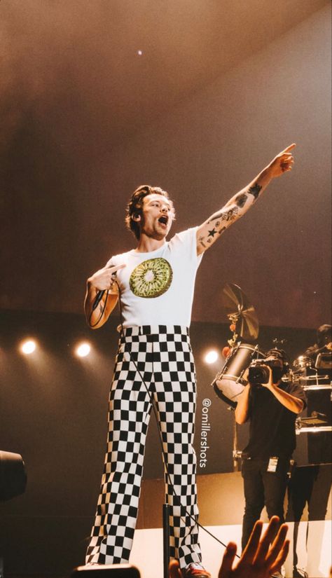 Harry Styles Outfits Inspiration Concert, Harry Styles Concert Outfits, Harry Styles Love On Tour Outfits, Harry Styles Concert Outfit Ideas, Concert Outfit Men, Harry Styles Concert Outfit, Harry Outfits, Love On Tour Outfits, Edit Wallpaper