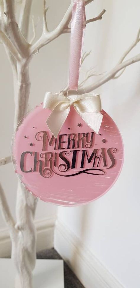 Christmas Stall Ideas, Cricut Christmas Ideas, Diy Christmas Presents, Idee Cricut, Christmas Craft Fair, Personalised Christmas Baubles, Pink Xmas, Ornament Ideas, Christmas Things