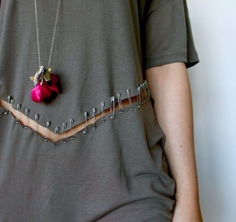 Diy Safety Pin Shirt, Safety Pin Shirt, Safety Pins Fashion, Diy Gothic, Diy Clothes Refashion Videos, Diy Safety, Safety Pin Crafts, Diy Clothes Refashion, Diy Clothes Videos