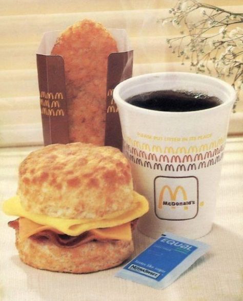 Mcdonalds History, 90s Snacks, 80s Food, Retro Restaurant, Mcdonald Menu, Mcdonalds Breakfast, Mc Donald's, Vintage Mcdonalds, Retro Food