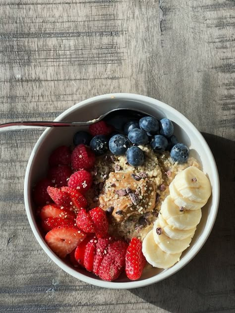 Healthy Eating Oatmeal, Oats With Fruits, Fancy Oatmeal Bowls, Breakfast Oats Aesthetic, Oats Bowl Aesthetic, Oatmeal Breakfast Aesthetic, Oatmeal Bowl Ideas, Oatmeal Fruit Bowl, Baked Oatmeal Aesthetic