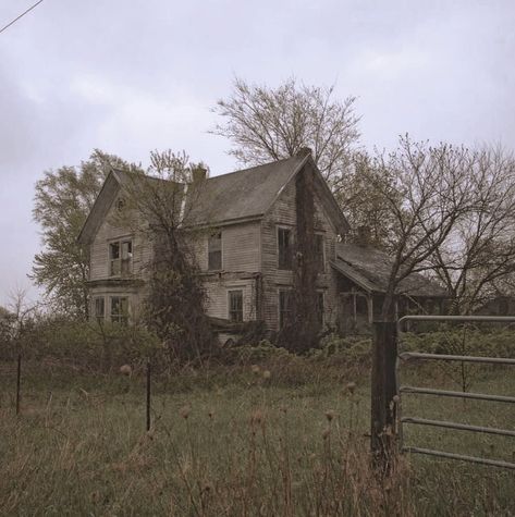 Southern Gothic Aesthetic, Apocalypse Aesthetic, Abandoned House, American Gothic, Southern Gothic, Gothic Aesthetic, Nature Aesthetic, End Of The World, Pretty Places