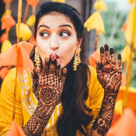 Mehndi Poses Photography With Friends, Mehndi Poses Photography, Bridal Mehndi Poses, Photography With Friends, Mehendi Photography Bridal, Mehndi Poses, Mehendi Photoshoot, Mehendi Photography, Haldi Ceremony Outfit