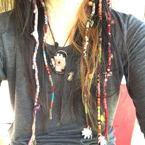 Hippie Braids, Hippie Aesthetic, Hippie Hair, Estilo Hippie, Peinados Fáciles Para Cabello Corto, Hair Wraps, Cut My Hair, Hair Beads, Boho Hairstyles