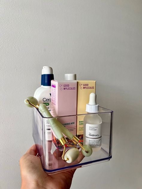 Skincare Organization Skincare Products Storage, Minimal Skincare Organization, Skincare Product Organization, Minimalist Skincare Organization, Organize Face Products Skincare, Bathroom Skincare Display, Minimalist Skincare Aesthetic, Skincare Display Ideas, Skincare Storage Ideas