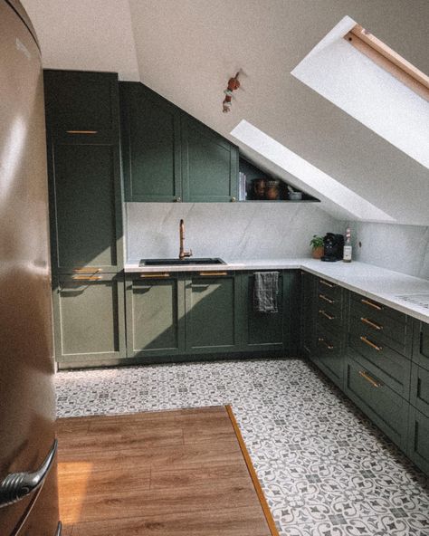 Concrete Quartz Countertops, Green Vintage Kitchen, Cement Kitchen, Kitchen With Marble, Dark Green Vintage, Green Countertops, 2022 Kitchen, Instagram Kitchen, Green Kitchen Cabinets