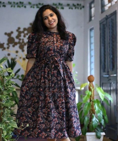 Latest Dress For Women Outfit Ideas, Trendy Frocks For Women Cotton, Short Frocks Models For Stitching, Viscous Frock Design, Western Frok Designs For Women, Kurthi Ideas For Stitching, Floral Print Frocks For Women, Cotton Frock Ideas For Women, Cotton Kurthis Models