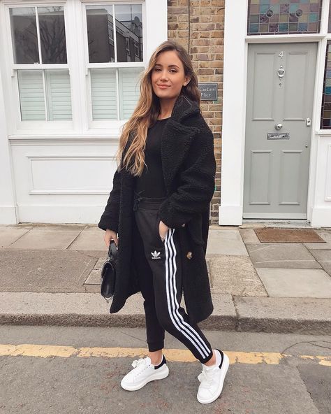 Happy Sunday! Spent most of the weekend working, editing, uni etc. I need a life 🤓 also these Adidas joggers are kids 11-12 yr olds would u… Adidas Jogger Outfit, Adidas Joggers Outfit, Adidas Sweatpants Outfit, Adidas Pants Outfit, Joggers Outfit Women, Adidas Superstar Outfit, Superstar Outfit, Adidas Outfits, Jogger Outfit