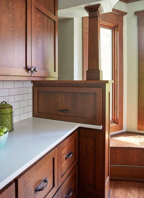 Kitchen of the Week: The Making of an Arts and Crafts Kitchen 1920s Craftsman Kitchen, Mission Style Kitchen Cabinets, Craftsman Kitchen Cabinets, Mission Style Kitchens, Craftsman Style Kitchens, Craftsman Kitchens, Arts And Crafts Kitchen, Craftsman Interior Design, American Bungalow