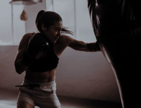 Boxer Girlfriend Aesthetic, Girl Boxers Aesthetic, Female Boxers Women Boxing, Training Aesthetic Combat, Fighter Girl Aesthetic, Boxer Girl Aesthetic, Kickboxer Aesthetic, Abs Workout Aesthetic, Dystopian Woman