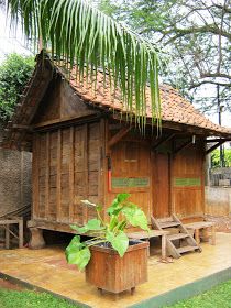 TOKO BARANG ANTIK: Dijual: Rumah Tua Dari Kayu Jati Indonesian House, Cottage House Designs, Timber Architecture, Small Cottages, Wooden Cottage, Rest House, Tudor Style Homes, House Design Pictures, Hawaii Homes