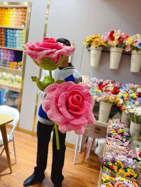 Giant Crochet Flowers Free Pattern, Crochet Flower Shop, Crochet Small Flower, Crochet Flowers Easy, Crochet Flowers Free Pattern, Crochet Bouquet, Crochet Business, Crochet Plant, Beginner Crochet Projects