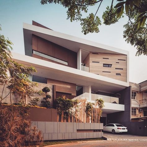 House in Jakarta | by DPHS Architects Jakarta Indonesia  Tag your friends! by restless.arch Fasade House, Best House Paint Colors, Home Designs Exterior, Boundary Wall, Architecture Magazines, Wall Designs, Expensive Houses, Mansions Homes, Modern Architecture House