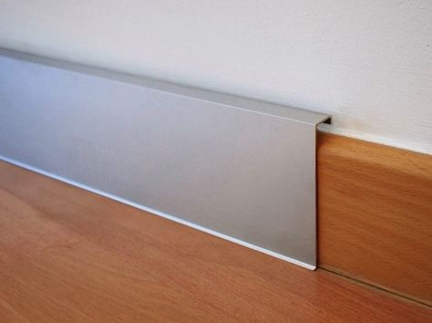 Sleek aluminum baseboard beautifully offsets wood flooring The Benefits of Aluminum Baseboards Baseboard Trim Styles, Modern Baseboards, Baseboard Styles, Baseboard Trim, Baseboard Molding, Floor Trim, Skirting Boards, Baseboards, Home Staging