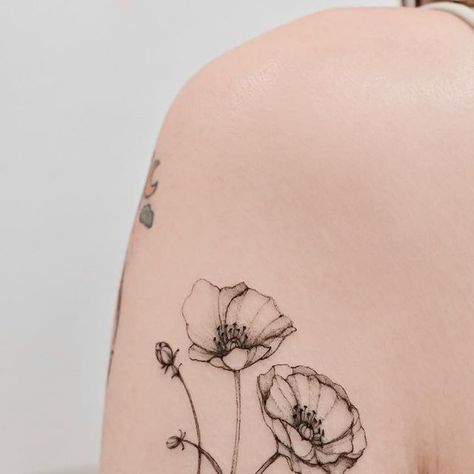 Crona. Wai Man Hui · Botanical Tattoo 🌷 on Instagram: "This stunning tattoo features delicate poppy flowers, gracefully blooming. Each petal is meticulously inked, capturing the essence of these captivating flowers. As the poppies adorn her arm, they symbolize strength, resilience, and the beauty of life's journey. 💐✨ ————————————————— 🌸 Flower Tattoo 👯‍♀️ Feminine Tattoo 🖋 Fine line Tattoo 📏 Custom Tattoo ❤️‍🩹 Tattoo cover up/ Tattoo enhancement 〰️〰️〰️〰️〰️〰️〰️〰️〰️ :-Whatsapp for enquiry-: Fine Line Poppy Tattoo Arm, Poppy Tattoo Black And White, Poppy Fine Line Tattoo, Line Poppy Tattoo, Fine Line Poppy, Fine Line Poppy Tattoo, Poppy Flower Tattoo, Shamrock Tattoos, Tattoo Fine Line