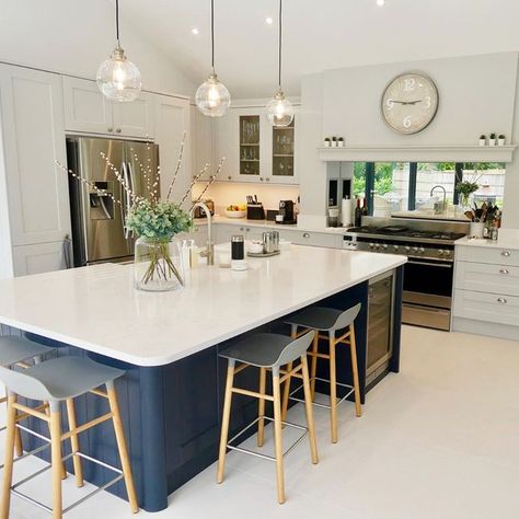 Howdens on Instagram: “Grey cabinets and a contrasting kitchen island make @ldfsolutionsltd's kitchen a contemporary take on traditional Shaker design.  Kitchens…” Contrasting Kitchen, Contrasting Kitchen Island, Upgrade Kitchen, Contemporary Kitchen Interior, Open Plan Kitchen Dining Living, Open Plan Kitchen Diner, Instagram Kitchen, Open Plan Kitchen Dining, Kitchen Designer