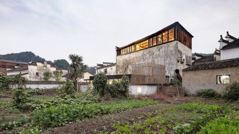 Wuyuan Skywells hotel occupies a 300-year-old building in rural China Fusion Architecture, Agriculture Landscape, Chinese Buildings, Family Houses, Old Mansion, Urban Agriculture, Old Mansions, Historic Mansion, I Am Alive