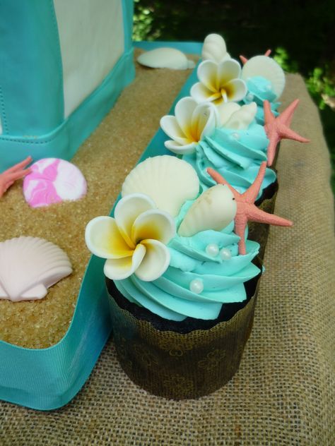 Hawaiian Theme Wedding Cake, Moana Wedding, Hawaiian Themed Cake, Beach Display, Beach Cupcakes, Tropical Wedding Cake, Festa Moana Baby, Cake Displays, Moana Cake