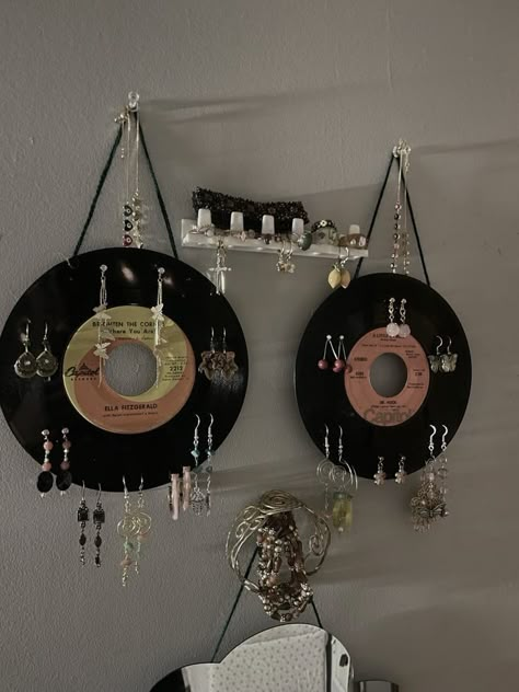 Creative Jewelry Holder, Thrifted Bedroom Furniture, Vinyl Jewelry Holder, Upcycling Interior Design, Record Jewelry Holder, Earing Holders Diy, Vintage Jewelry Holder, Thrifted Apartment Decor, Dorm Jewelry Storage