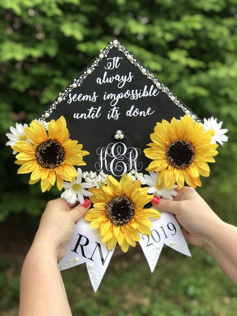 Cap Decoration Graduation Sunflower, Graduation Cap Sunflower Ideas, Graduation Cap Designs Sunflower, Cap Hairstyles Graduation, Graduation Cap With Bow, Sunflower Graduation Cap, Graduation Cap Hairstyles, Hairstyles Graduation, Nurse Graduation Cap Designs