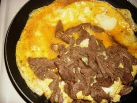 Steak Omelette Recipe, Steak Omelette, Cheese Omelette Recipe, Egg Omelette Recipe, Leftover Steak Recipes, Recipe For Steak, Easy Baked Shrimp, Recipes Eggs, Omlet Recipes