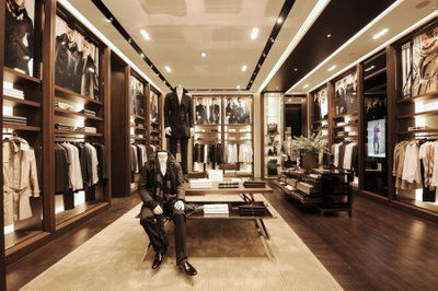 Visit a Burberry Men's store =) Men's Clothing Store Design, Shop Interiors Boutique, Burberry Store, Clothing Store Displays, Suit Stores, Clothing Store Design, Showroom Interior Design, Mens Clothing Store, Store Interiors