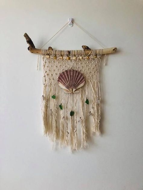 Seashell Macrame, Big Shells, Sea Nursery Theme, Wire Hanger Crafts, Macrame Furniture, Macrame Dream Catcher, Hanger Crafts, Yarn Wall Art, Macrame Tapestry