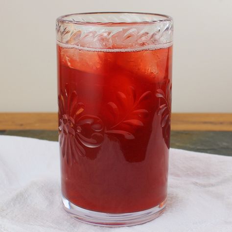 Copycat Cracker Barrel Wildberry Iced Tea creates a fruit syrup from fresh berries to flavor up your favorite iced tea. Easy Iced Tea, Copycat Cracker Barrel, Blackberry Tea, Pineapple Tea, Christmas Drinks Recipes, Fruit Syrup, Sweet Tea Recipes, Tea Drink Recipes, Berry Tea