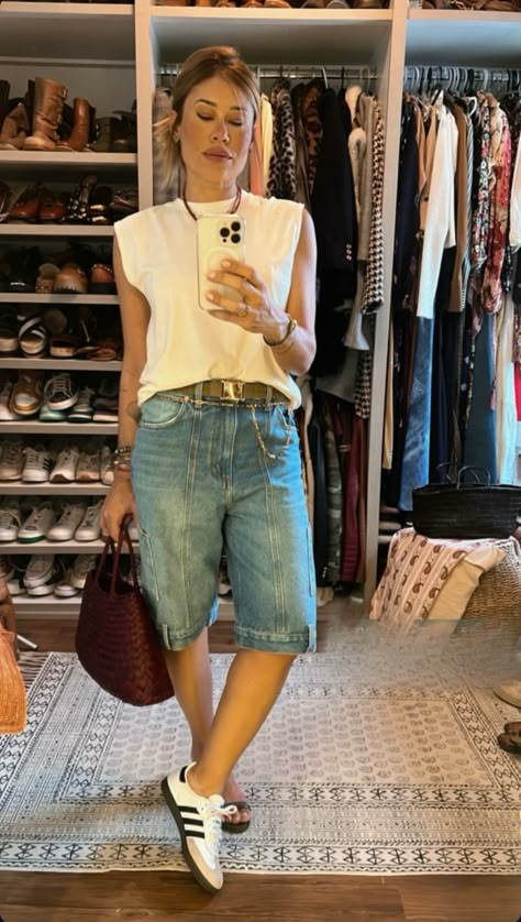 Jorts Women Outfits, Look Bermuda Jeans, Denim Culottes Outfits, Fashion Trend Inspiration, Adidas Samba Outfit, Denim Shorts Outfit, Bermuda Shorts Women, Look Short, Casual Chique