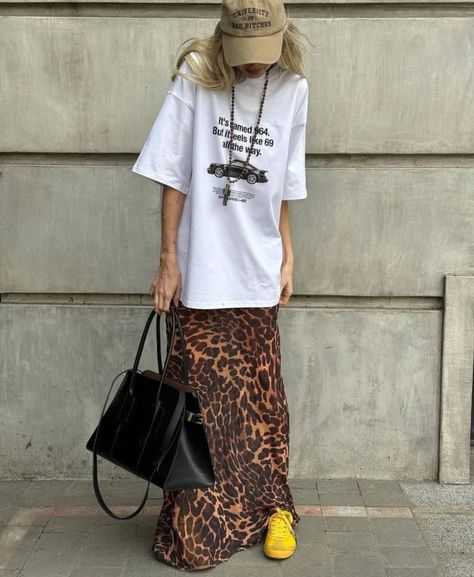 Leopard Print Skirt Outfit, Printed Skirt Outfit, Dinner Outfit Casual, Girls Fashion Tops, Car Pattern, Latina Outfits, Leopard Print Skirt, Looks Party, Dinner Outfits