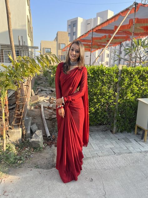 Plain Saree Outfit Ideas, Maroon Saree Blouse Ideas, Sari For Graduation Day, Plain Red Blouse Design, Plain Saree Styling, Plain Maroon Saree, Red Saree Plain, Plain Saree Look, Maroon Saree Look