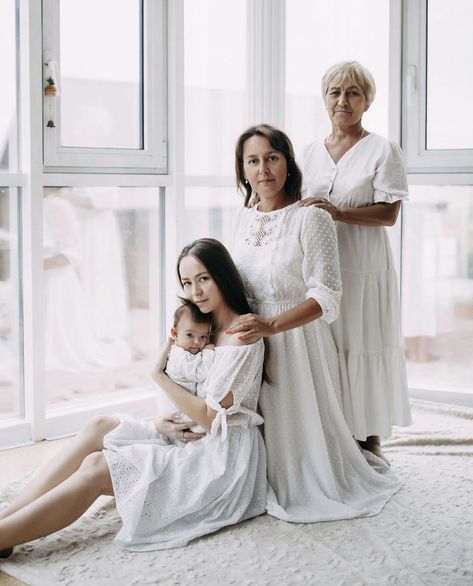 Generations Of Women Photography, Mother Daughter Grandma Photoshoot, Daughter Mother Grandmother Photo, Mom Grandma And Daughter Photos, Generational Pictures Women, Generational Photoshoot Ideas, Grandma Mommy And Me Photo, 4 Generation Photoshoot Ideas, Mom Grandma And Baby Photos