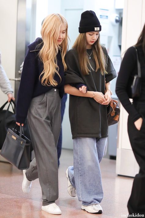 Blackpink Lisa Style Outfits, Blackpink Street Style, Airport Fashion Kpop, Korean Airport Fashion, Blackpink Outfits, Looks Black, Mode Inspo, Kpop Fashion Outfits, Blackpink Fashion