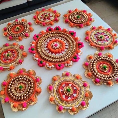 Pom Pom Rangoli Designs, Diwali House Decoration Ideas, Diwali Pooja Decoration, Entrance Decor Wedding, Aesthetic Rangoli, Side Rangoli, Rangoli Decoration, Pearl Mirror, Tea Party Decor