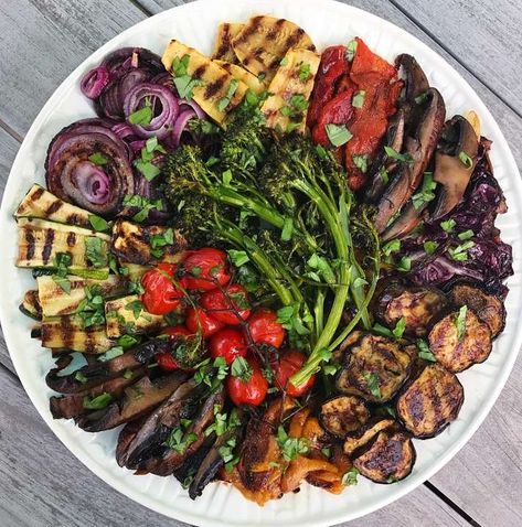 Veggie Lo Mein, Veggie Platter, Roasted Broccolini, Vegetable Platter, Appetizer Ideas, Veggie Tray, Grilled Veggies, Party Platters, Köstliche Desserts