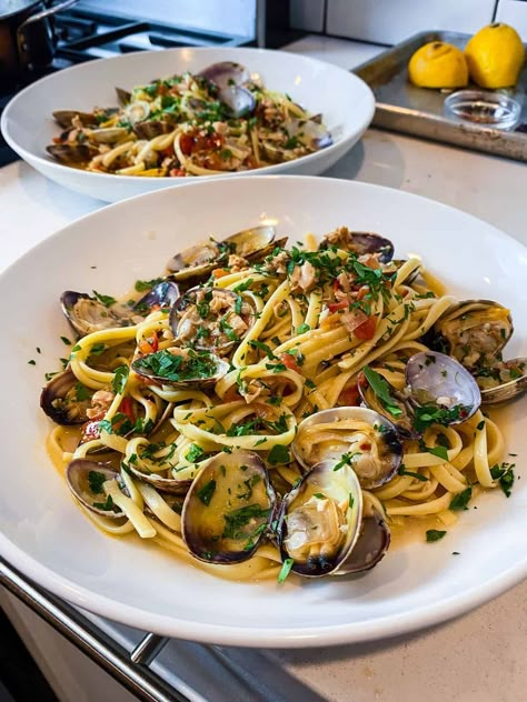 Muscles And Linguine, Spicy Clam Pasta, Spicy Clams Recipe, Clam Recipes Pasta, Clams With Linguine, Pasta Linguine Recipes, Chourico Recipes, Linguini And Clams Recipe, Clams And Linguine