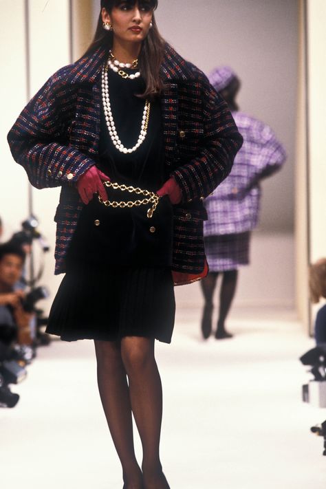 Runway Fashion Chanel, Haute Couture Style, Yasmeen Ghauri, Models 90s, Chanel Fashion Show, 90s Runway Fashion, Chanel Runway, Mode Chanel, Runway Fashion Couture