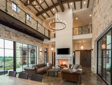 #Greatroom #Concept - high ceilings Italian Farmhouse Living Room, Rustic Italian Home, Garage Boden, Italian Farmhouse, Concrete Stained Floors, Tuscan Design, Rustic Italian, Mediterranean Home Decor, Modern Restaurant