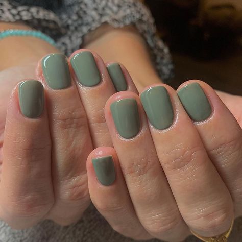 Fall Green Dip Nails, Fall Color Nails Dip, Power Dip Nails Ideas Fall, Olive Green Dip Nails, Fall Green Nail Colors, Green Nail Color Ideas, Fall Nail Dip Colors, Fall Nails Dip Powder, Fall Dipped Nails Ideas