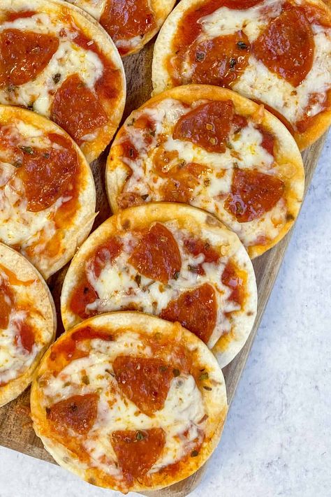 Mini tortilla pizzas with melted cheese and small pepperoni slices, lined up on a serving tray. Tortilla Pepperoni Pizza, Mini Tortilla Recipes, Using Flour Tortillas, Tortilla Pizzas, Fall Snack Mixes, Mini Pizza Recipes, Detroit Pizza, Tortilla Recipes, Pizza Grill