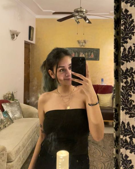 mirror selfies; a thread Indian Outfit Mirror Selfie, Indian Girl Mirror Sefile, Indian Traditional Mirror Selfie, Girl Mirror Sefile Aesthetic, Miror Selfi Girls Dp, Mirror Selfie