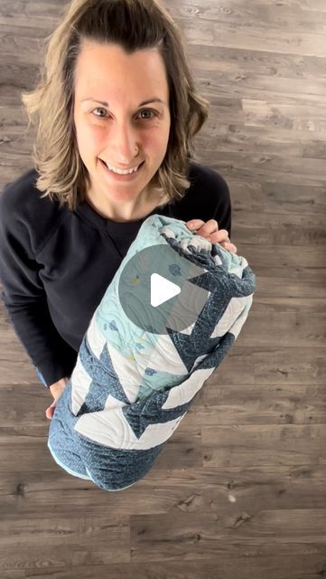 Easy Quilting Techniques, Blanket Roll, Helpful Hacks, Quilt Display, How To Fold Towels, Folding Laundry, Clothes Organization Diy, Quilt Storage, Homemade Seasonings