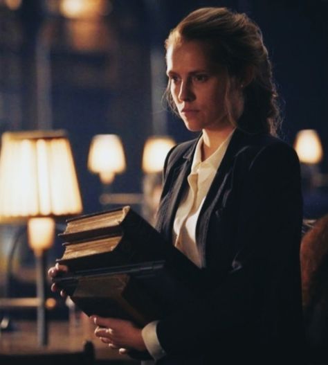 Discovery Of Witches Diana, Diana Bishop, Souls Trilogy, Detective Stories, Discovery Of Witches, Book Vibes, Teresa Palmer, Social Class, A Discovery Of Witches