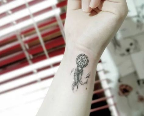 Dream Catcher Wrist Tattoo, Small Dreamcatcher Tattoo, Dream Catcher Tat, Tattoo Dream Catcher, On Hand Tattoo, Dreamcatcher Tattoos, Tattoo Dream, Wrist Tattoos Girls, Yellow Rose Tattoos